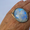 Ring med regnbuemånesten og safir