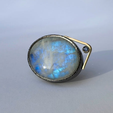 Ring med regnbuemånesten og safir