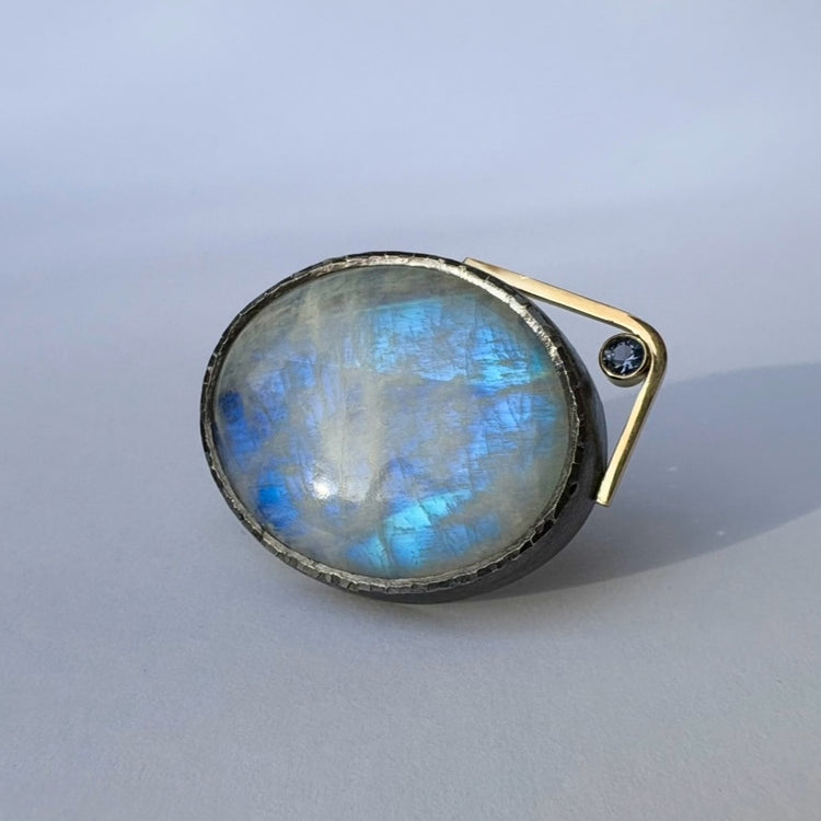 Ring med regnbuemånesten og safir