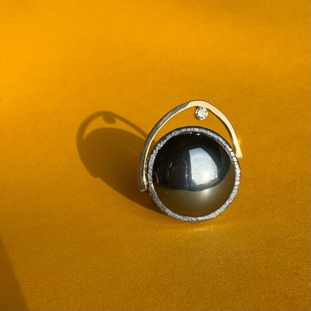 Ring med hæmatit og champagne diamant
