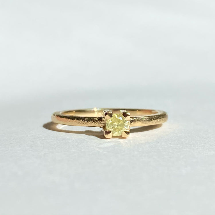 Ring m. naturlig gul diamant 0,16 carat