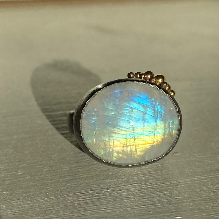 Bobbel ring med regnbuemånesten